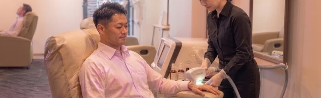 手の甲脱毛の施術シーン
